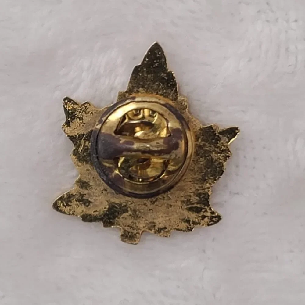 Niagara Falls Souvenir Maple Leaf Enamel Lapel Pin Red Yellow Green - Picture 5 of 5